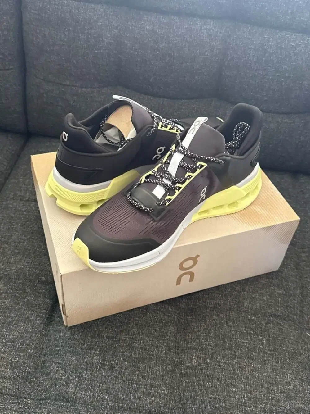 10W / 8.5M - On Running Cloudnova Flux Black Hay